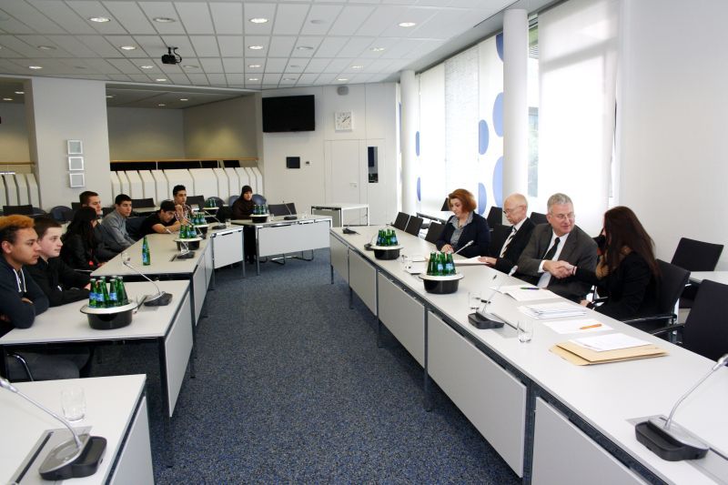 Bürgermeister Klaus-Werner Jablonski begrüßte Schülerinnen und Schüler im Ratssaal.