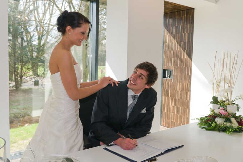 Viel Spaß bei der Trauung auf Burg Wissem mit Blick ins Grüne.