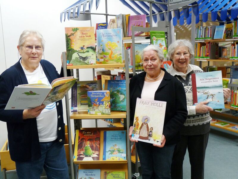 Mitglieder des Fördervereins der Stadtbibliothek gestalten die Vorlesestunden.