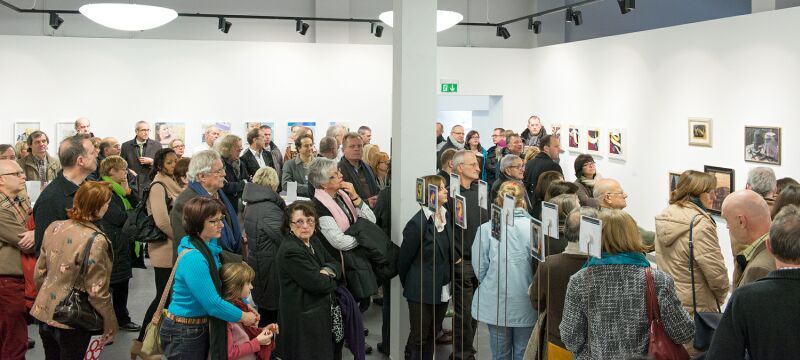 Großer Andrang zur Ausstellung mit kleinen Bildern.