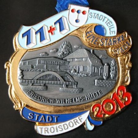 Der aktuelle städtische Karnevalsorden 11+1 zeigt die Hütte.