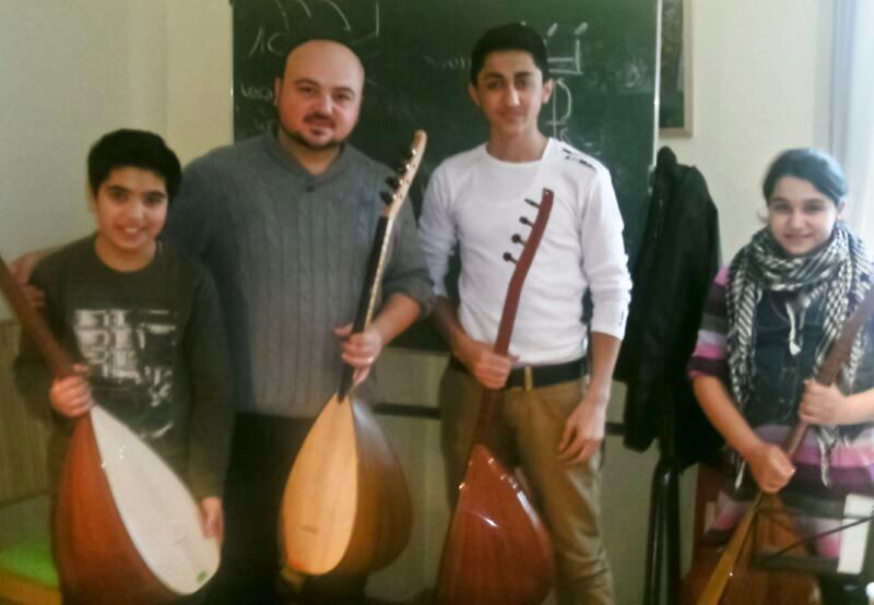 Musiklehrer Mustafa Bozoğlan unterrichtet das Instrument Bağlama.