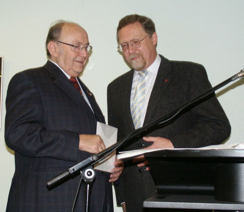 Sportler-Ehrung 2004: Wilhelm Eubel (links) mit dem damaligen Bürgermeister Manfred Uedelhoven.