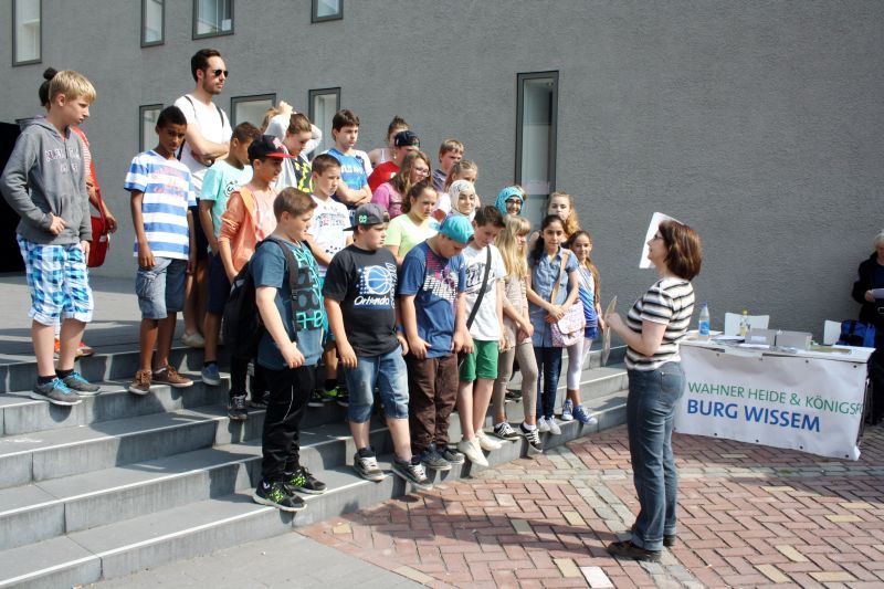 Beate von Berg erklärte den Schülerinnen und Schülern im Burghof Wege und Sinn der Walderkundung.