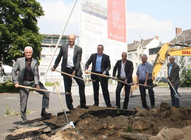 Tatkräftig nahmen alle Beteiligten den Spaten in die Hand für das neue Stadtquartier.