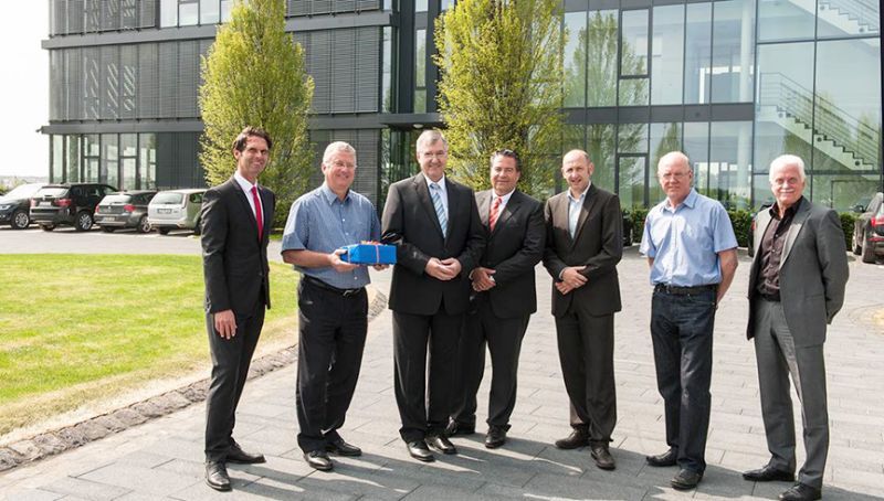 Bürgermeister Klaus-Werner Jablonski (2.v.l.) gratulierte der Firma GAMBIT zum Einzug .