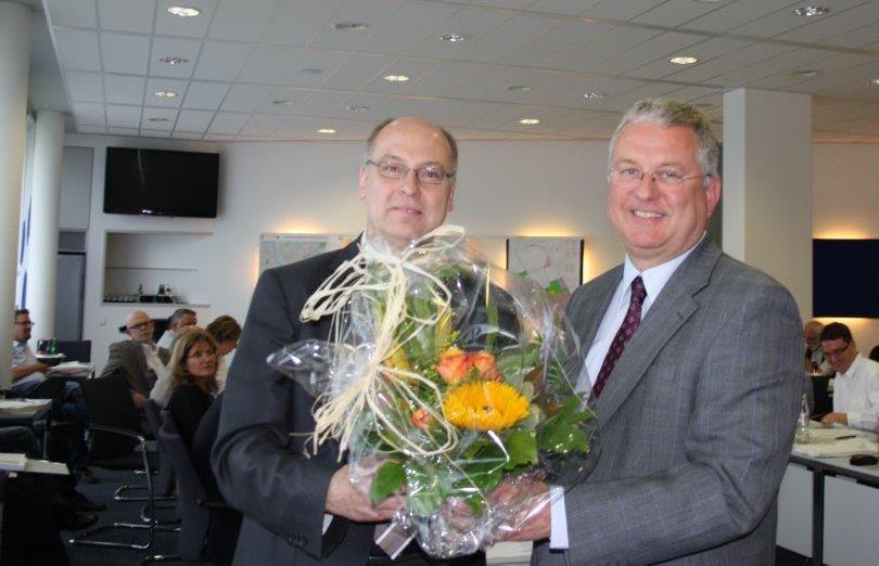 Bürgermeister Klaus-Werner Jablonski (rechts) gratulierte Helmut Wiesner zur Wahl.