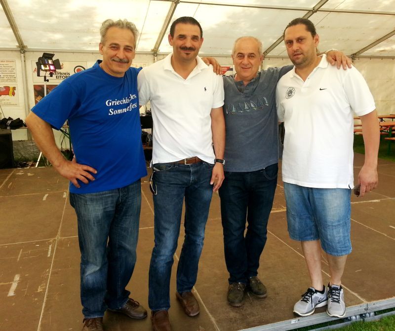 Schulterschluss für die Integration: v.l. Georgios Chatzibostantinidis, Griech. Gemeinde Rhein-Sieg, Erkan Zorlu, Lasaros Tzapanidis, Griech. Gemeinde Rhein-Sieg, und Prodromos Hatziapostolidis von Hellas Troisdorf.