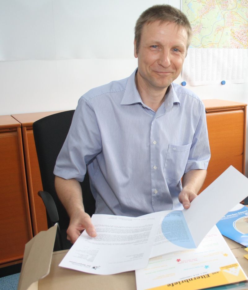 Guido Reichwald verschickt das städtische Info-Paket für junge Eltern.