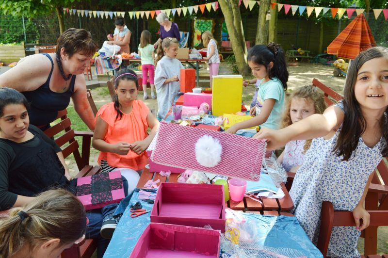 Eifrige junge Bastlerinnen und Bastler treffen sich zurzeit im Haus International in Troisdorf-FWH.