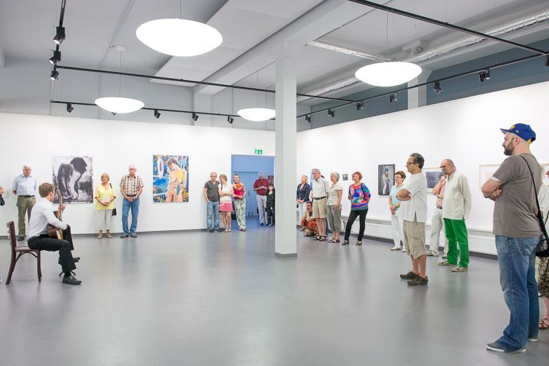 Philipp Fehler an der Gitarre begleitete die Finissage der Ausstellung AKT musikalisch.