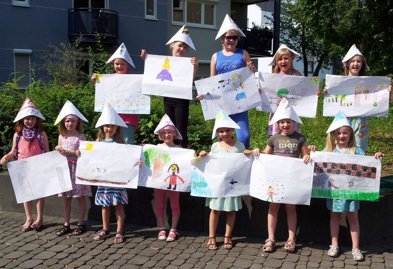 Mit Begeisterung bei der Sache: Spicher Kinder spielten und sangen zusammen mit dem Musiker Manuel Juttner.