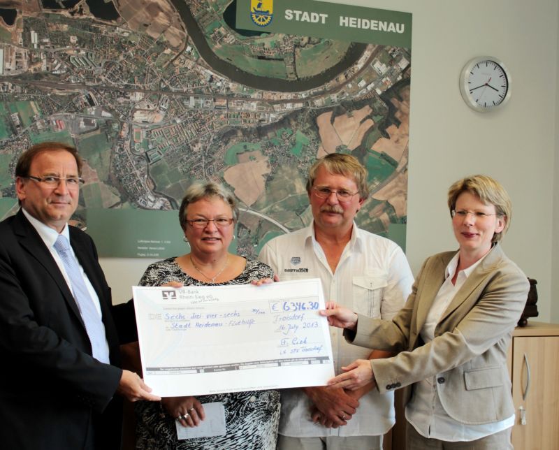 Eine kleine Delegation aus Troisdorf überbrachte den Spendenscheck der Stadt Heidenau.