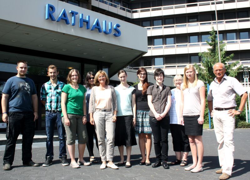 Personaldezernent Heinz Eschbach (rechts) gratulierte den Ausbildungs-Absolventen der Stadtverwaltung.