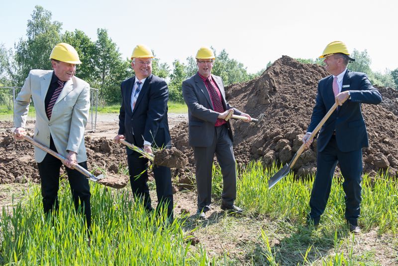 Erster Spatenstich zu viert mit Bürgermeister Klaus-Werner Jablonski und Achim Tüttenberg, MdL (2.u.3.v.l.).