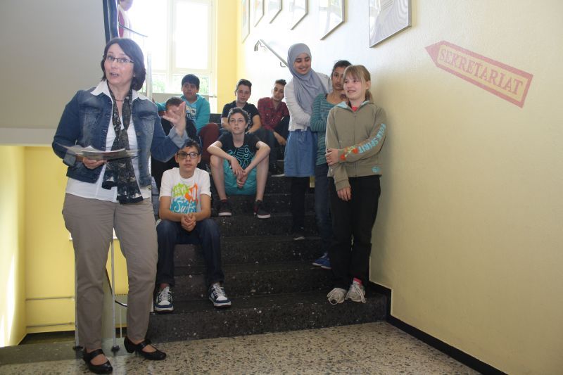 Beate von Berg erläuterte mit den Schülern zusammen die Comics.