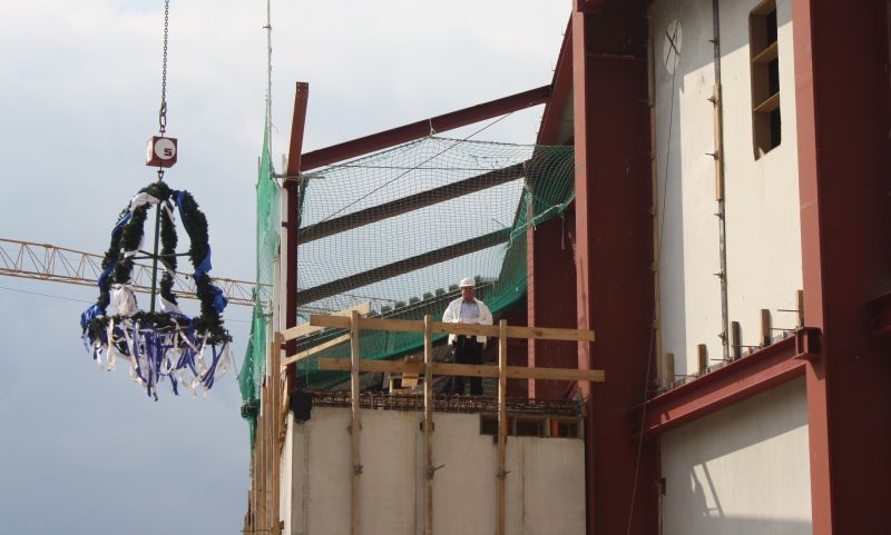 Am Richtkranz: Polier Christian Siepler sprach den Richtspruch für die neue Stadthalle.