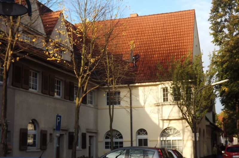 Rote Dächer, Rote Kolonie: Peter Haas führt durch das Jubiläums-Wohnquartier.