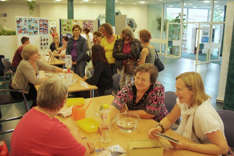 Werden Expertinnen für kleine naturwissenschaftliche Experimente: Troisdorfer Erzieherinnen im Rathaus.