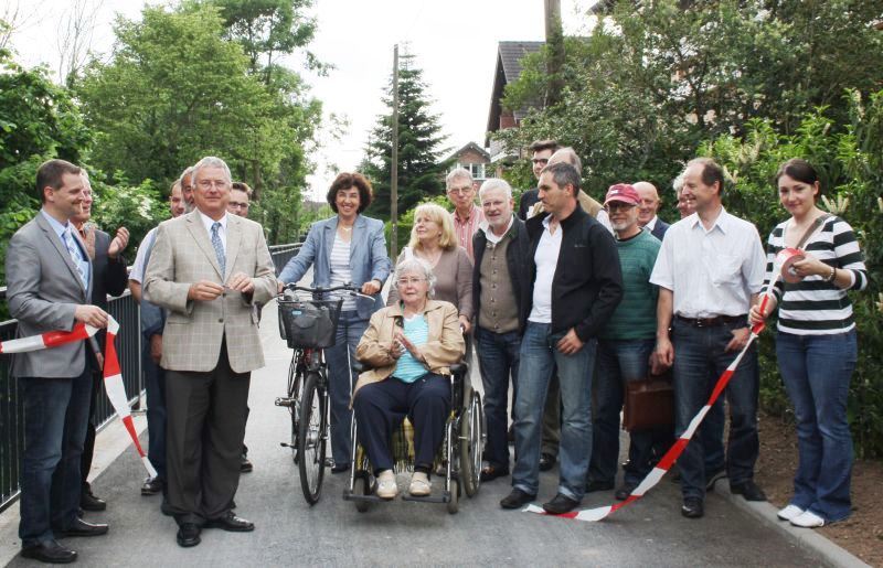Der Nachtigallenweg wurde bei einem Grillfest für die Anwohner nach Bauarbeiten wiedereröffnet.