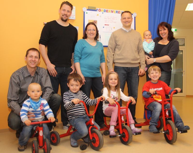 Kita mobil: v.r. Kita-Leiterin Sophia Horst freute sich mit Markus Kaspar, Ilka Busche, Christian Gau, Thomas Busche und den Kindern über die schicken roten Dreiräder.