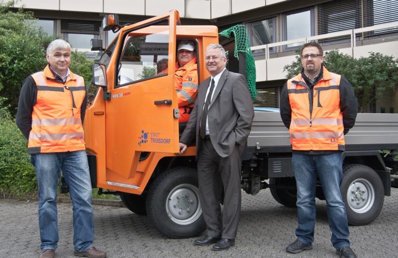 Handlicher neuer Laster: v.l. Otto Beck und Fahrer Juri Abrams vom Baubetriebsamt, Bürgermeister Klaus-Werner Jablonski und Carsten Walbröhl, Leiter des Baubetriebsamts, vor dem Rathaus.