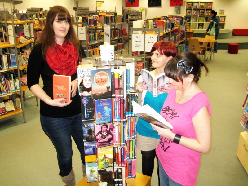 Lara Oeldemann (links) hat die „Minithek“ gestaltet und freut sich auf viele junge Leserinnen und Leser.