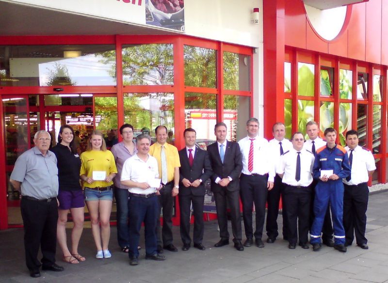 Ortsvorsteher Alfons Bogolowski (links) überreichte Spenden aus dem Tombola-Erlös des 14. Stadtteilfests Rotter See.