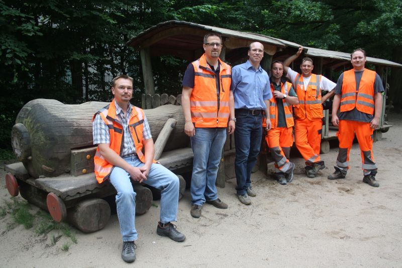 Mitlarbeiter des Baubetriebsamts überprüften Spielgeräte.