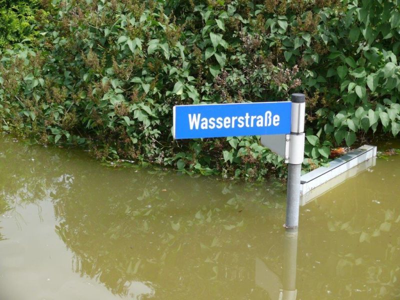 Das Hochwasser der Elbe steht in unserer Partnerstadt Heidenau bei Dresden.