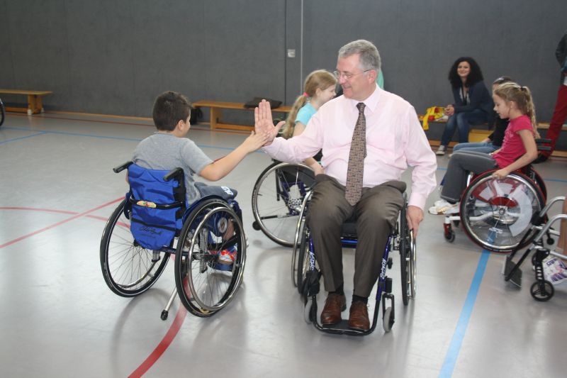 Auch Bürgermeister Jablonski rollte mit den Rollikids durch die Sporthalle.