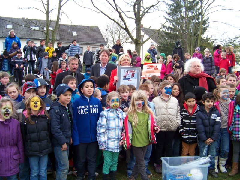 An der Grundschule Kettelerstraße freuen sich alle über den Titel Tutmirgut-Schule.