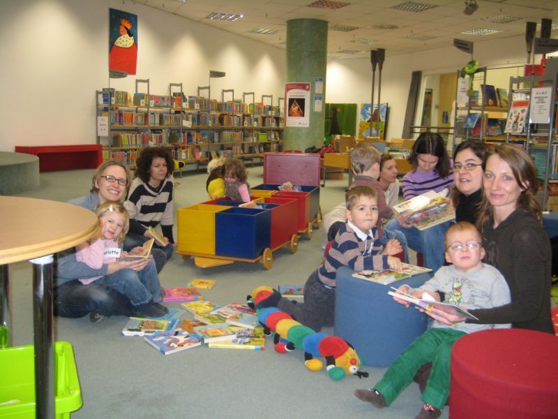 Viel Spaß an Büchern hatten Mütter und die kleinen Büchermäuse in der Stadtbibliothek.