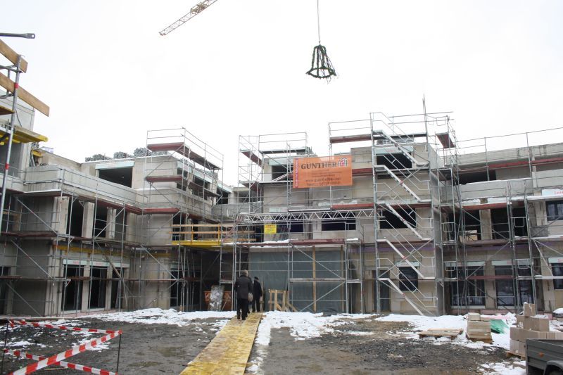 Blick über den Innenhof: Über der zukünftigen Einrichtung der Alexianer schwebte der Richtkranz.