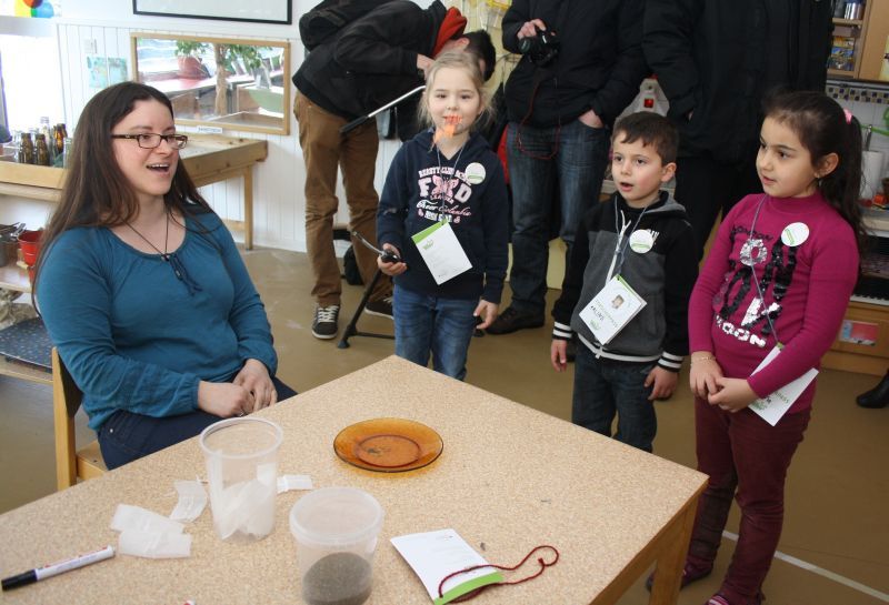 Begeistert und behutsam experimentieren die Kinder und Erzieherinnen in der Kita Am Burghof.