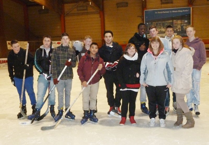 Schüler der Geschwister-Scholl-Schule wurden im Ice Dome zu eifrigen Eishockey-Spielern.