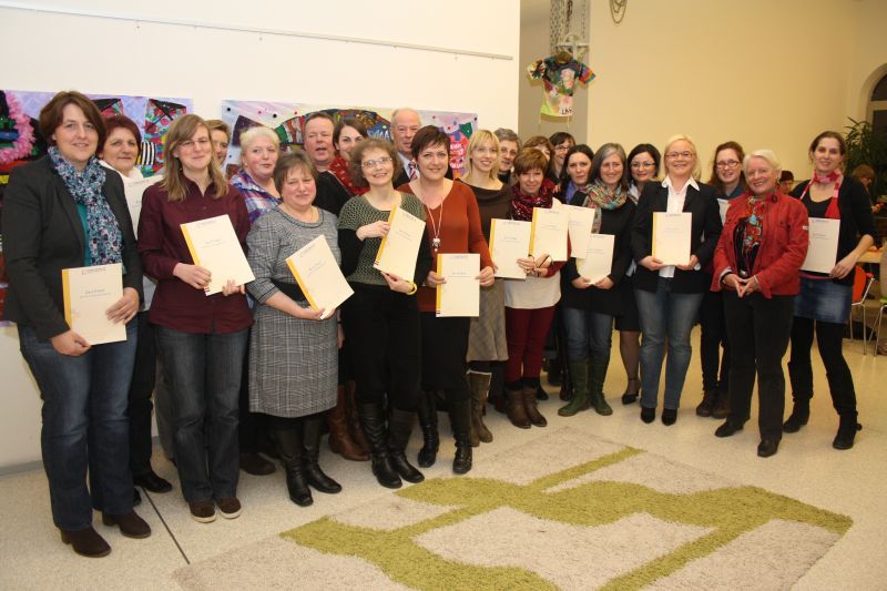 Vize-Bürgermeister Manfred Catrin (im Hintergrund Mitte) gratulierte den neuen Tagesmüttern, dem Tagesvater und ihren Ausbilderinnen zum Erfolg.