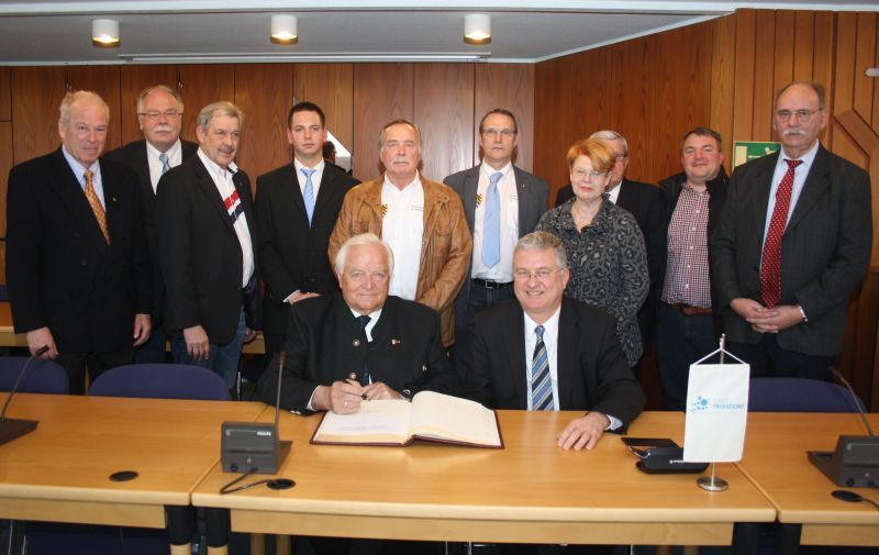 Willi Engels trug sich im Beisein von Bürgermeister Klaus-Werner Jablonski in das Goldene Buch der Stadt ein.