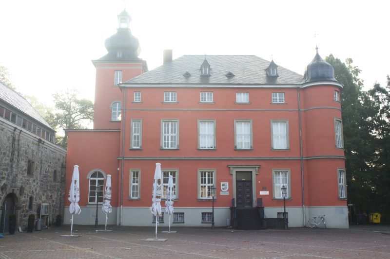 Für Rollstuhlfahrer wird eine Rampe am Haupteingang gebaut, ein Aufzug im Herrenhaus.