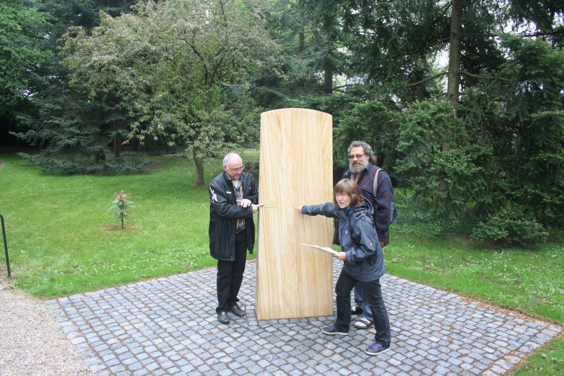Eine neue Gedenkstele am Ort der Stille im neuen Ruhepark in Eschmar.