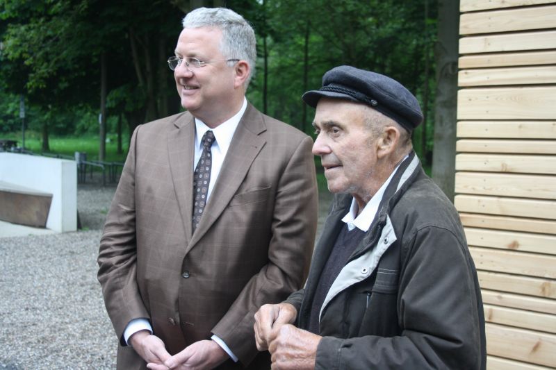 Bürgermeister Klaus-Werner Jablonski besuchte Fährmann Matthias Mertens.
