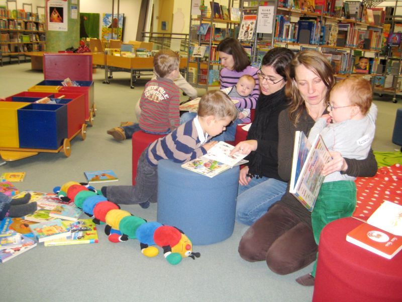 Lesestart: Kleinkinder finden mit ihren Müttern Zugang zu Büchern in der Stadtbibliothek.