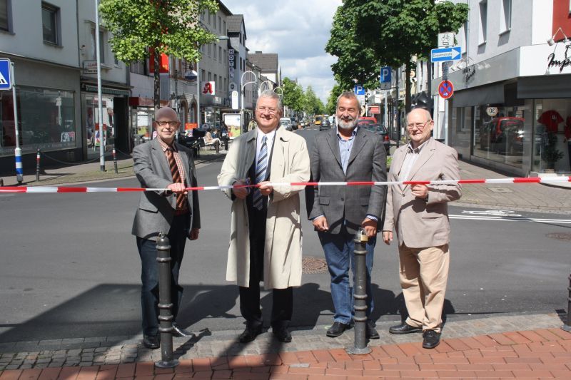 Und Schnitt: Die "obere" Kölner Straße ist wieder für den Autoverkehr freigegeben.