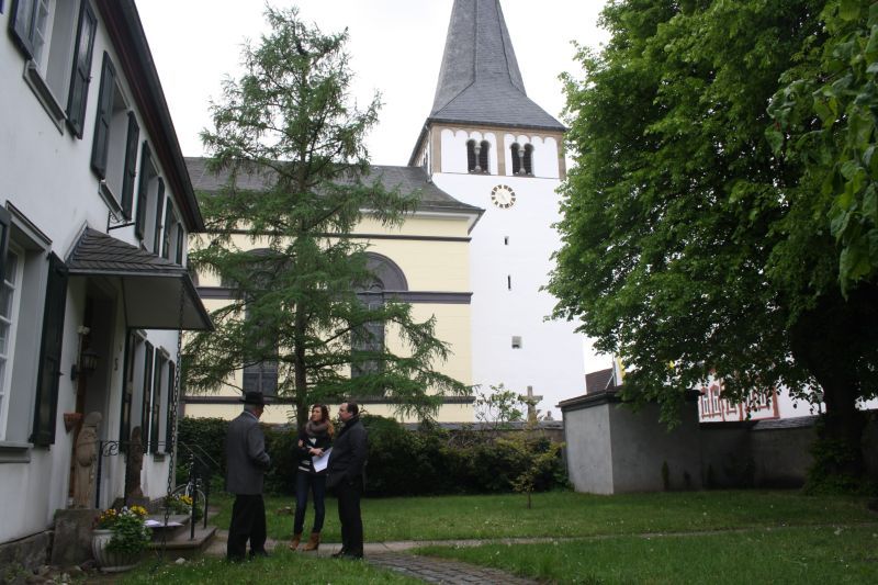 Kurt P. Schneider bietet launige Rundgänge durch das historische Sieglar an.