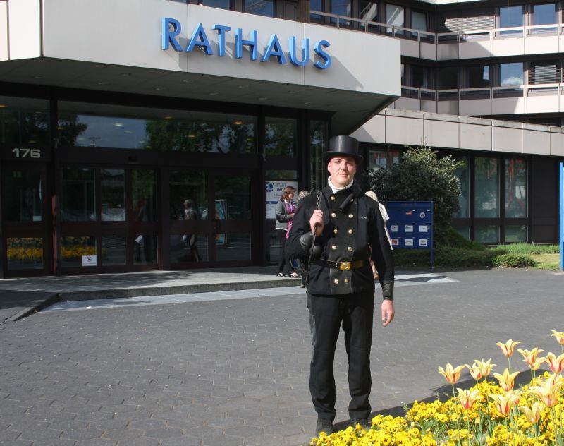 Ein Glücksbringer im Rathaus: Schornsteinfeger Georg Nienhaus kam vorbei.