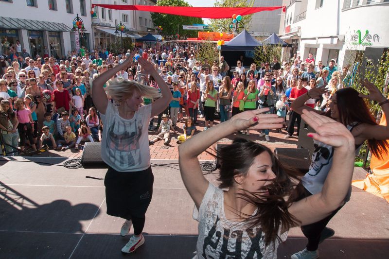 Viel Tanz, viel Publikum, alle mobil rund um die Bühne bei Troisdorf mobil.
