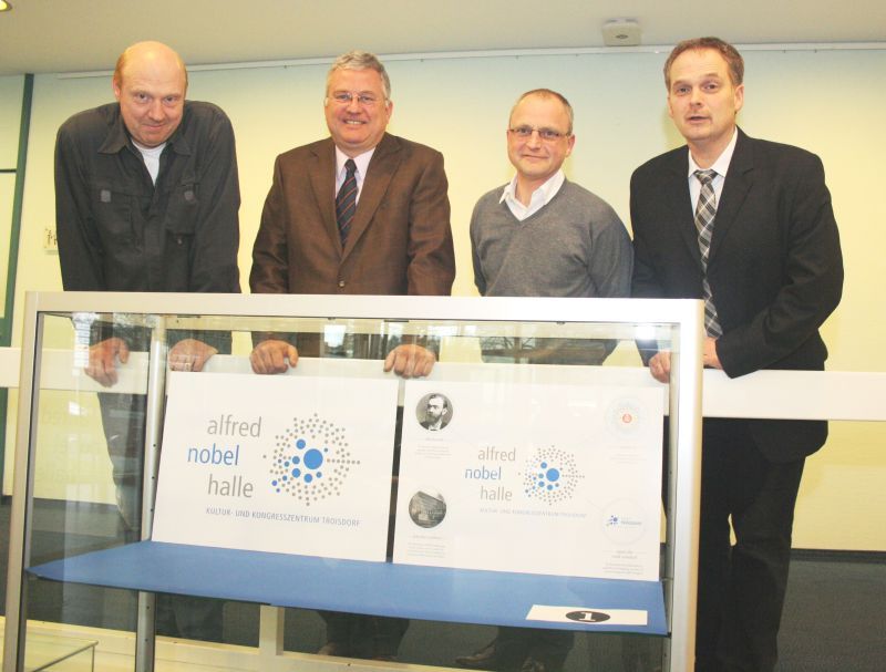 Bürgermeister Klaus-Werner Jablonski (2.v.l.) und seine Mitstreiter freuen sich die Abstimmung der Bürger über das Logo.