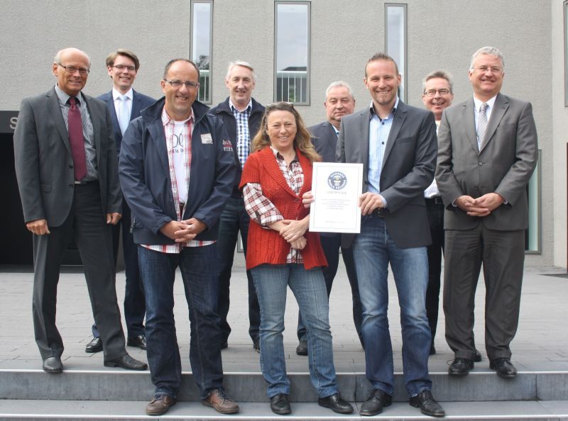 Auf Burg Wissem wurde die Urkunde zum Eintrag im Guinness Buch der Rekorde überreicht.