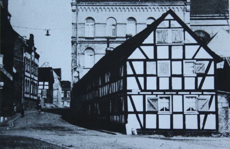 Der Präsenzhof befand sich vor dem damaligen Pfarramt rechts, links die Gaststätte 'Zur Hölle'. Repro: Troisdorfer Jahresheft 1991.