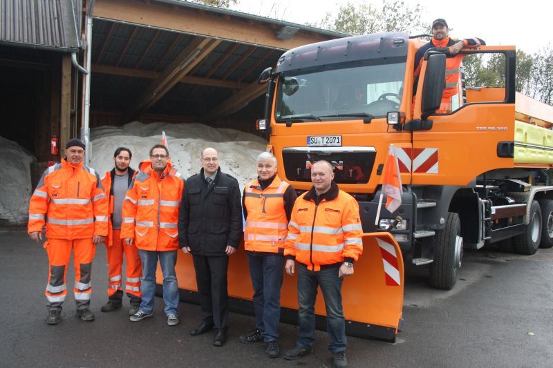 Technischer Beigeordneter Helmut Wiesner (4.v.l.) informierte sich über den Stand des Winterdienstes.